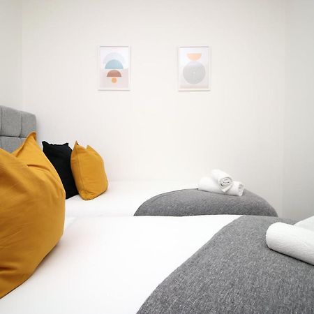 No 2 Under The Clock By Ssw - 2Br, Right In The City Centre, Sleeps 6 คาร์ดิฟฟ์ ภายนอก รูปภาพ
