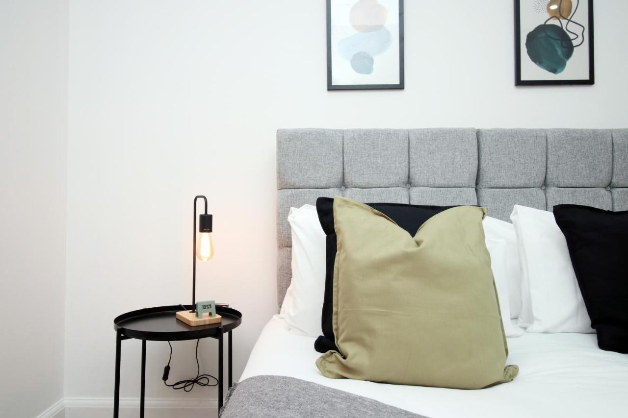 No 2 Under The Clock By Ssw - 2Br, Right In The City Centre, Sleeps 6 คาร์ดิฟฟ์ ภายนอก รูปภาพ