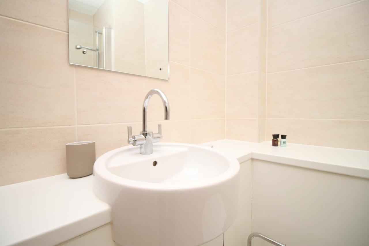 No 2 Under The Clock By Ssw - 2Br, Right In The City Centre, Sleeps 6 คาร์ดิฟฟ์ ภายนอก รูปภาพ