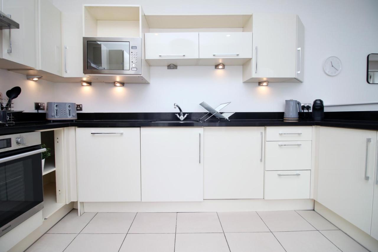 No 2 Under The Clock By Ssw - 2Br, Right In The City Centre, Sleeps 6 คาร์ดิฟฟ์ ภายนอก รูปภาพ