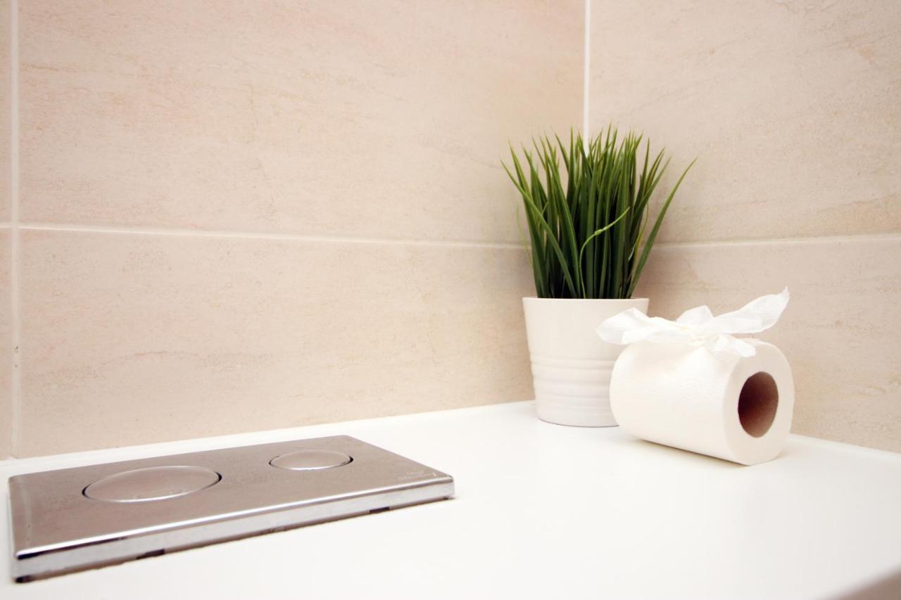 No 2 Under The Clock By Ssw - 2Br, Right In The City Centre, Sleeps 6 คาร์ดิฟฟ์ ภายนอก รูปภาพ
