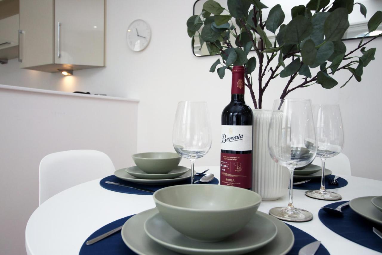 No 2 Under The Clock By Ssw - 2Br, Right In The City Centre, Sleeps 6 คาร์ดิฟฟ์ ภายนอก รูปภาพ