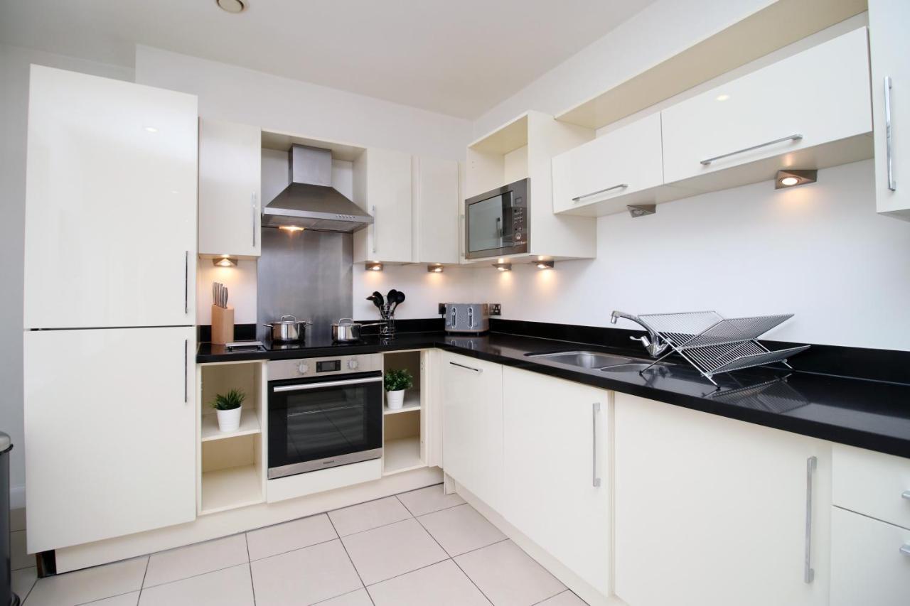 No 2 Under The Clock By Ssw - 2Br, Right In The City Centre, Sleeps 6 คาร์ดิฟฟ์ ภายนอก รูปภาพ