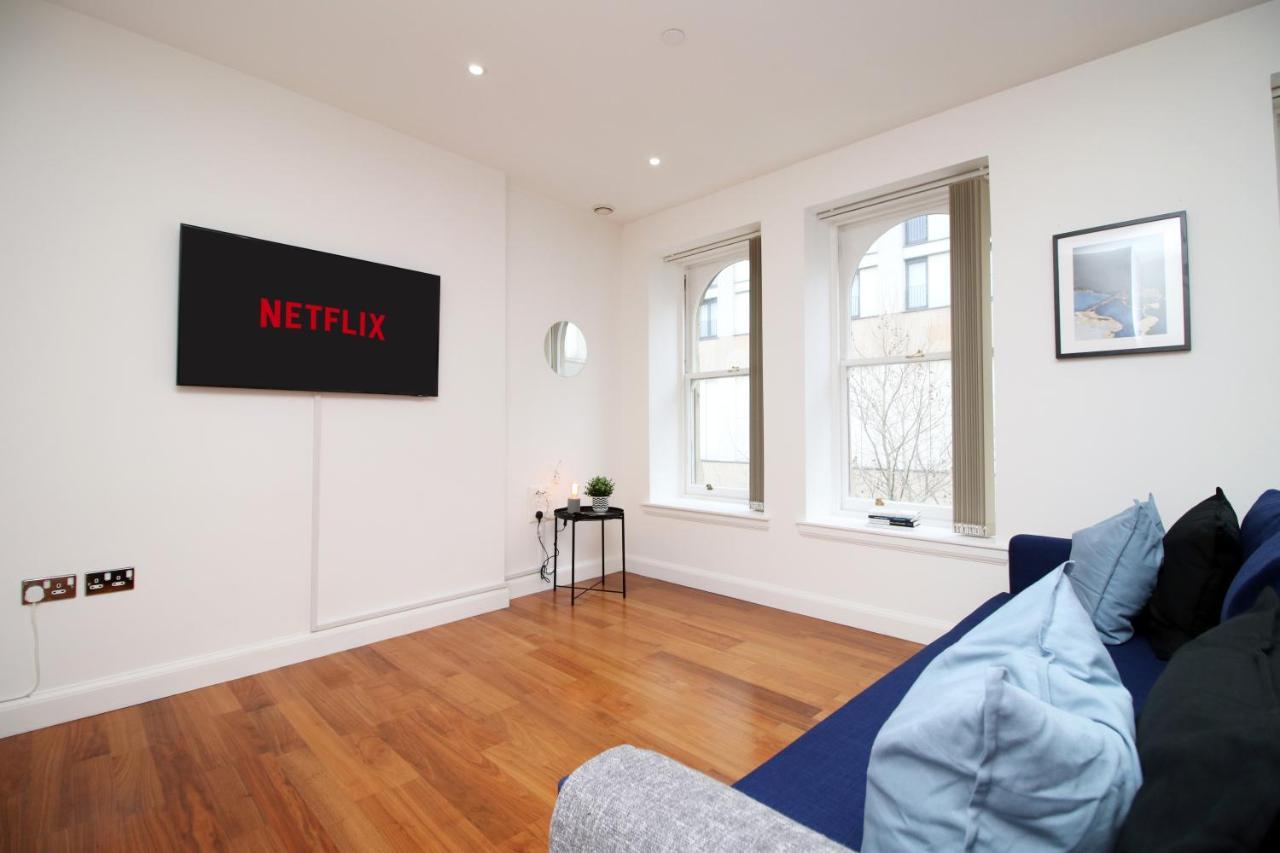No 2 Under The Clock By Ssw - 2Br, Right In The City Centre, Sleeps 6 คาร์ดิฟฟ์ ภายนอก รูปภาพ
