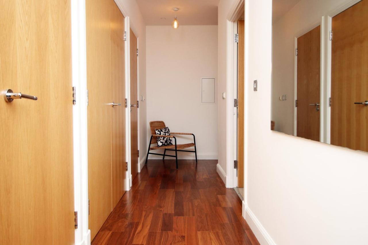 No 2 Under The Clock By Ssw - 2Br, Right In The City Centre, Sleeps 6 คาร์ดิฟฟ์ ภายนอก รูปภาพ