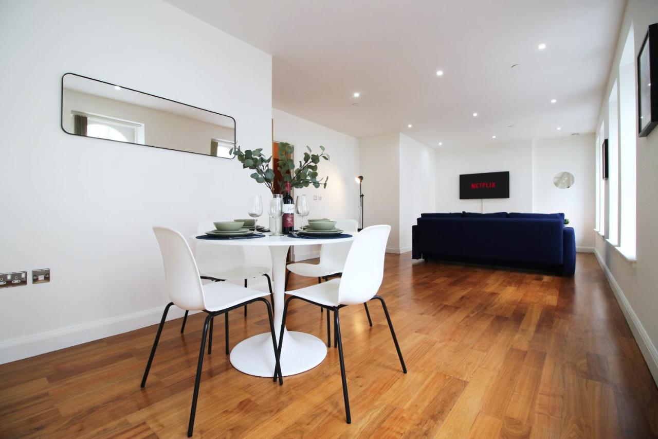 No 2 Under The Clock By Ssw - 2Br, Right In The City Centre, Sleeps 6 คาร์ดิฟฟ์ ภายนอก รูปภาพ